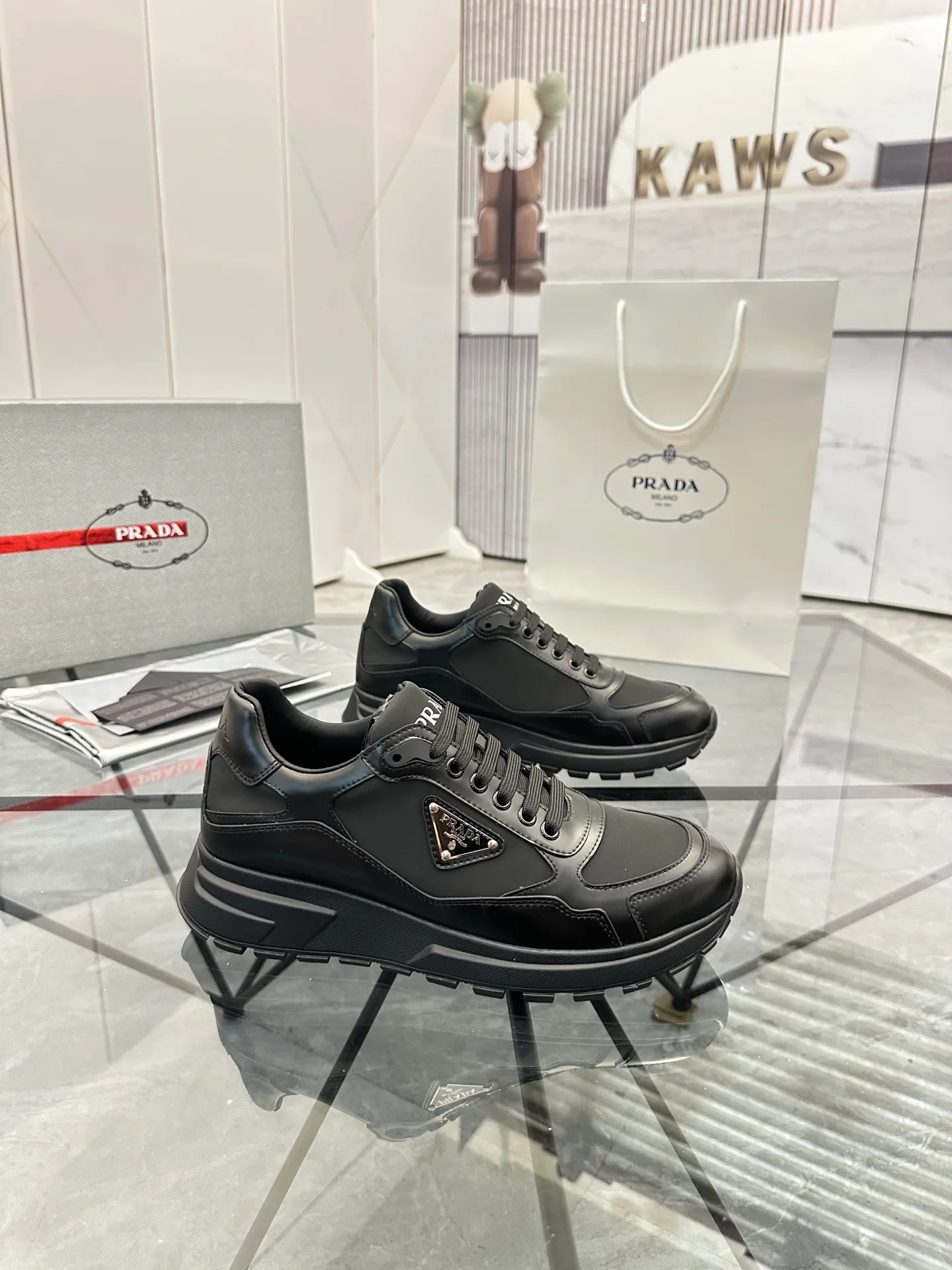 Men's shoes for sale 💰: 💰P580¥ High-end top quality Product trademark: Prada *"Prada*" low-top casual shoes Regular size: 38-45 (can be customized to 46) Product materials: imported first-layer cowhide stitching breathable mesh upper, water-dyed cowhide lining, cowhide foot pads, original ultra-light foam outsole. No.: 001